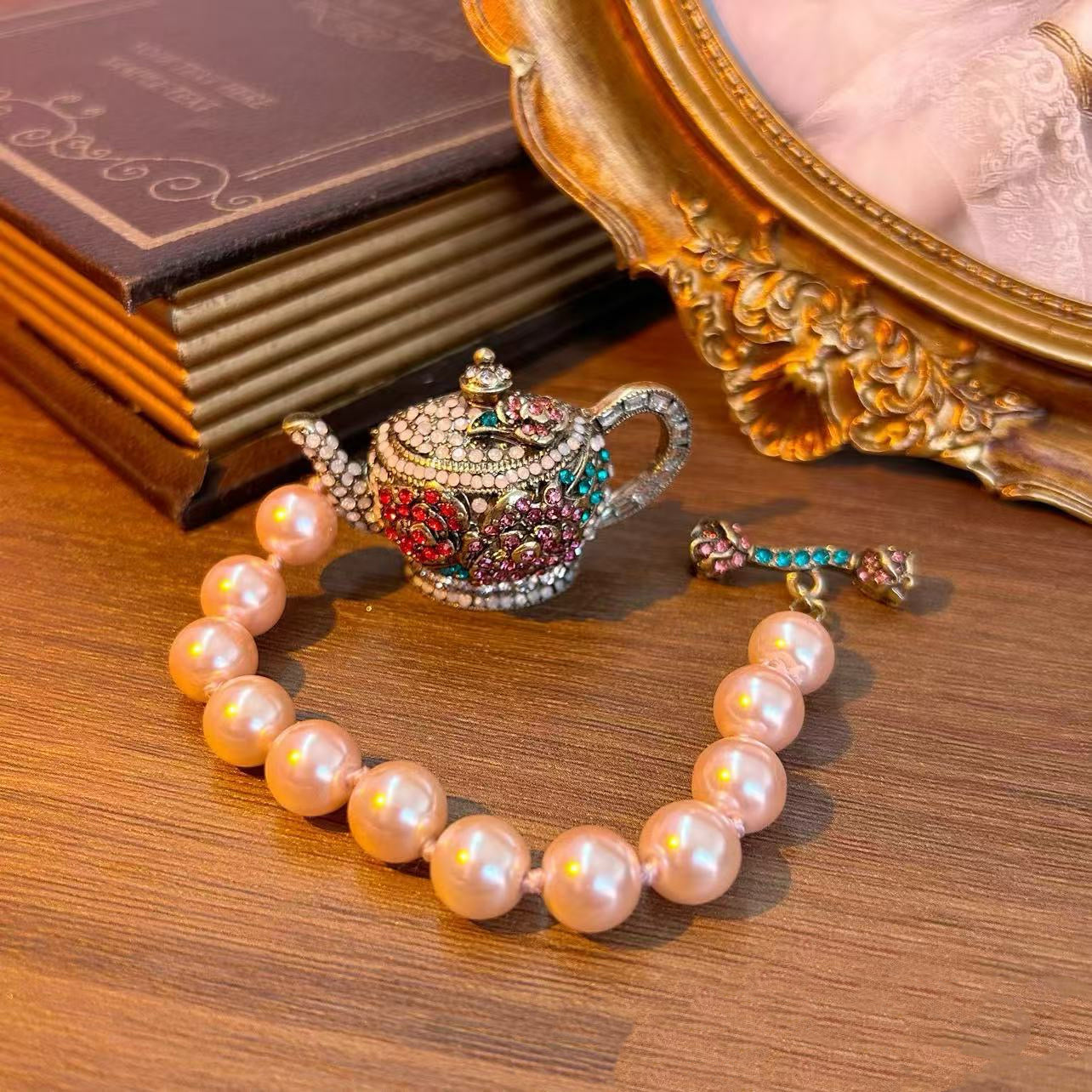 Vintage collection: Tea Pot and pearl jewelry set